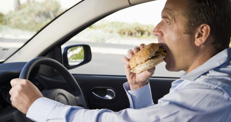 ما هي عقوبة تناول الطعام في السيارة على الطرقات السعودية ؟